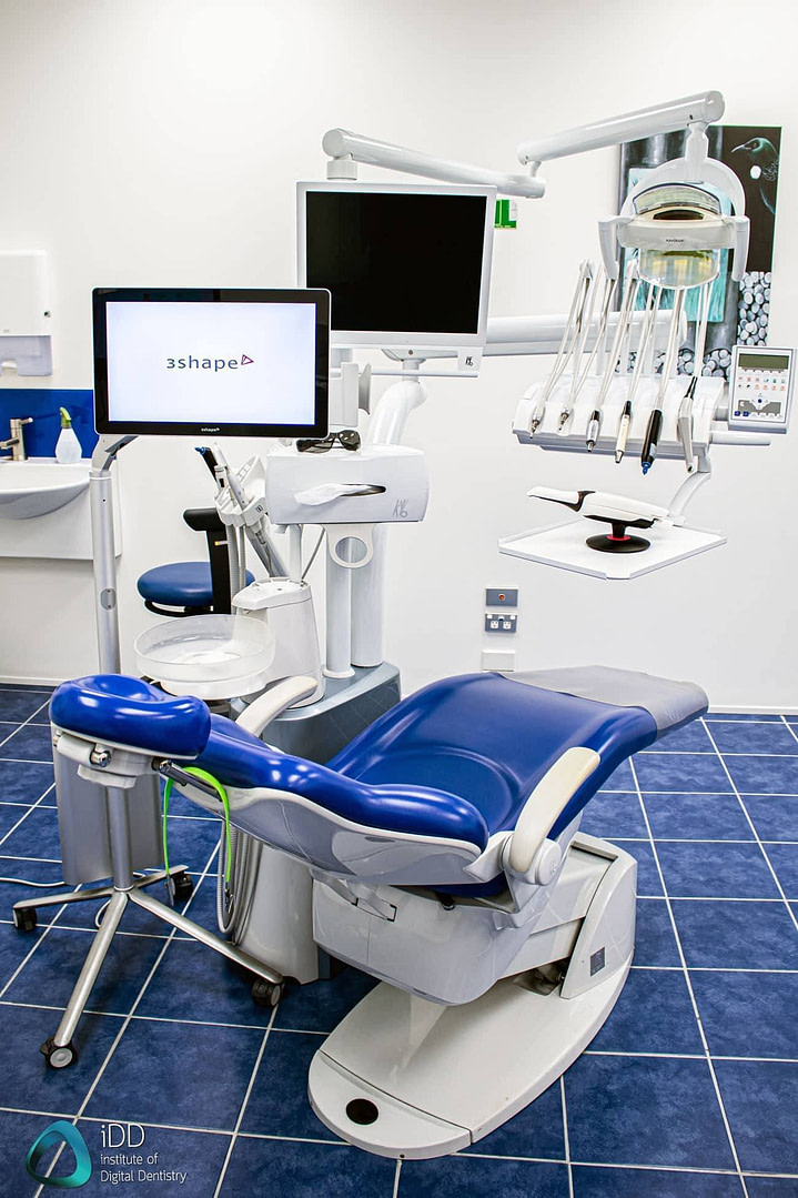 3shape-trios-4-review-clinic-room-ergonomics-patient-viewing-TRIOS-MOVE-PLUS-scanner-screen-institute-of-digital-dentistry