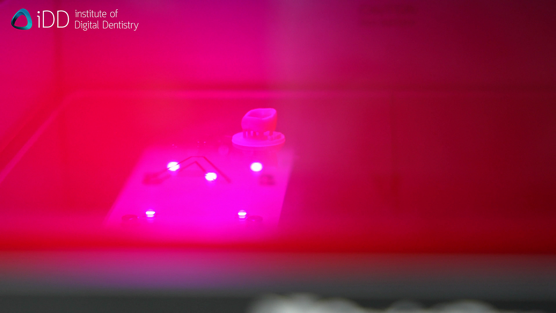 idd-3d-printing-dental-crowns-sprintray-procure-2-uv-light-curing-polymerisation-post-processing