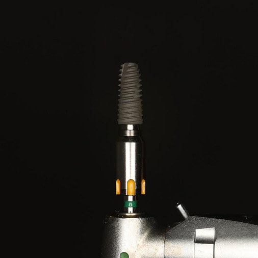 Osstem TSIII D4 x H10mm implant on NoMount driver.