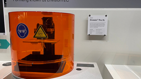 desktophealth-einstein-pro-xl-3d-printer-closeup-dentistry-printing