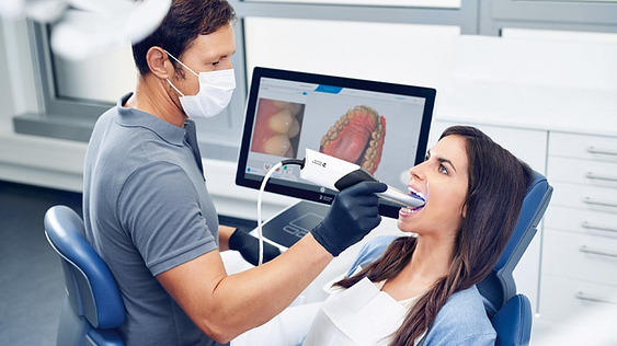 dentsply-sirona-education-chairside-scan-patient-dentist-digital-dentistry-decoded-podcast-episode-1-max-milz-idd-institute-of-digital-dentistry-blog