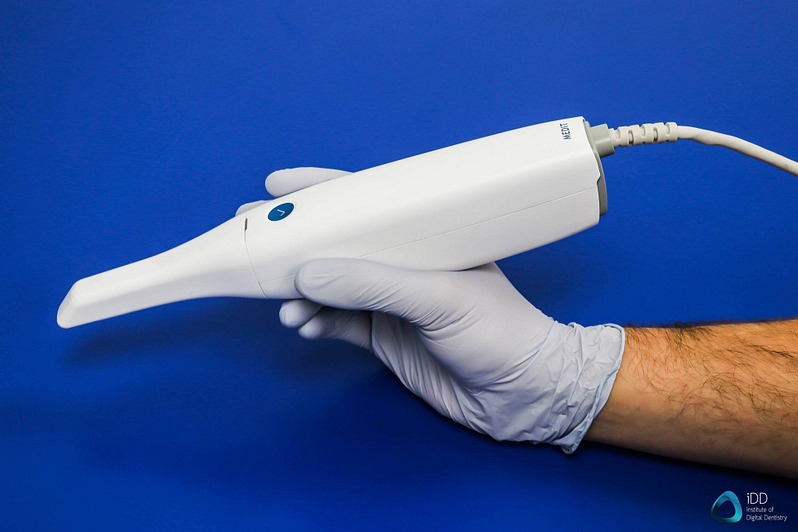 medit-i500-review-size-comparison-held-in-hand-ergonomics-institute-of-digital-dentistry