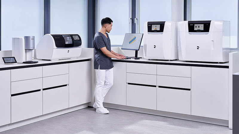 CER-image-ManufacturingMaleAssistantComputerv2-CMYK-2500x1691_v2