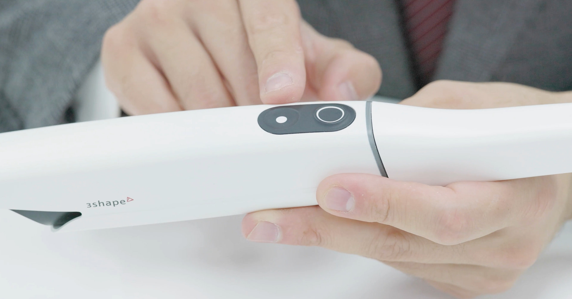 3shape-trios5-intraoral-scanner-scanning-remote-button