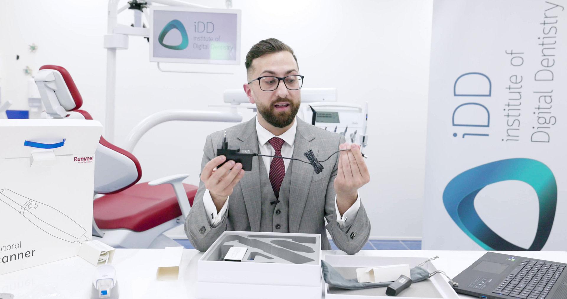 runyes-3ds-3.0-intraoral-scanner-unboxing-battery-with-adapter