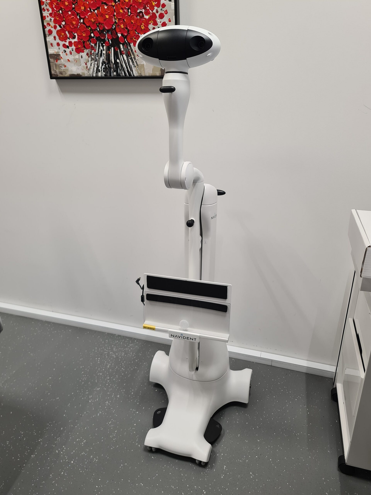 navident-evo-claronav-dynamic-navigation-idd-institute-of-digital-dentistry-dr-byron-park-first-impressions-cart