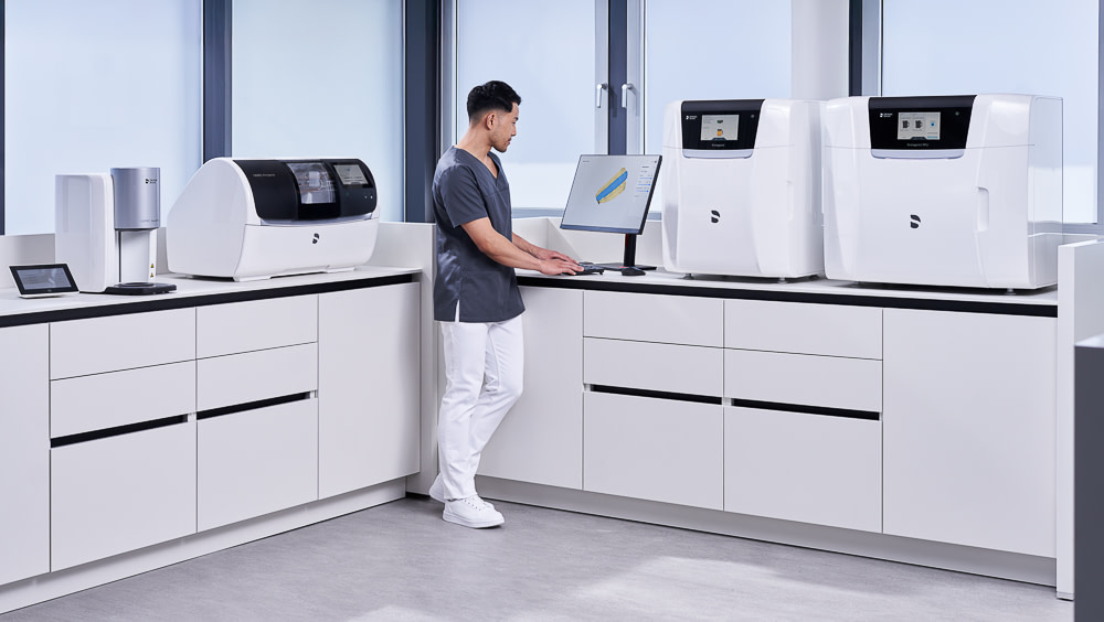 CER-image-ManufacturingMaleAssistantComputerv2-CMYK-2500x1691_v2